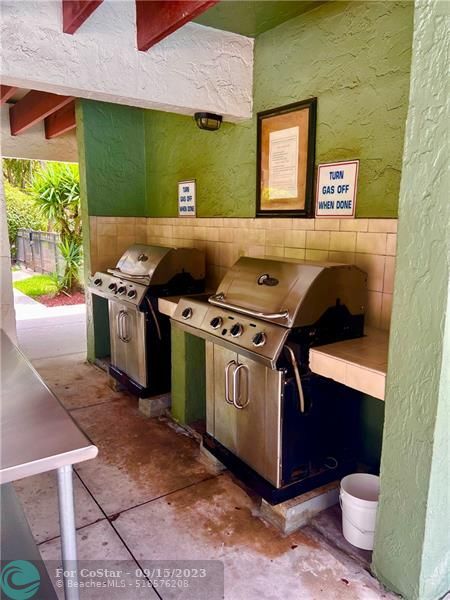 Building Photo - 5155 E Sabal Palm Blvd