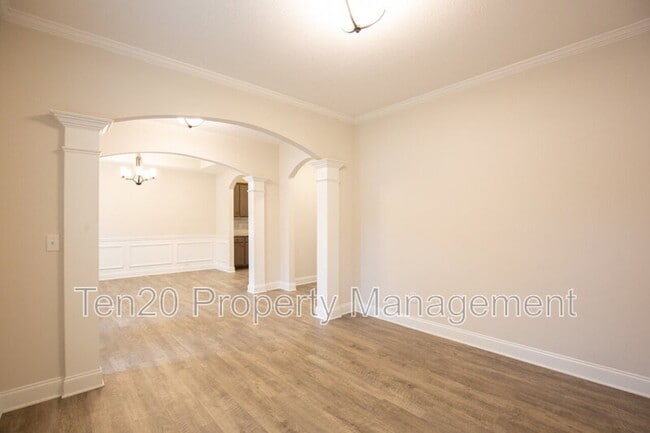 Building Photo - 9843 N Ivy Park Dr