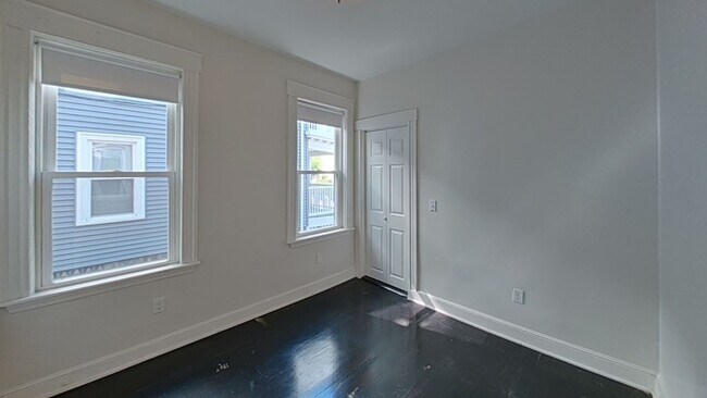 Building Photo - 10 Bayside St