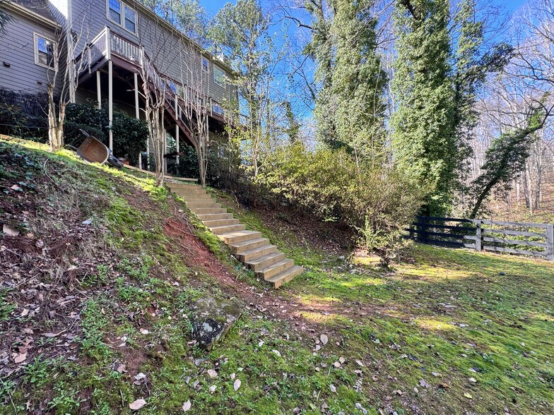 Building Photo - Room in Apartment on Wynfair Dr