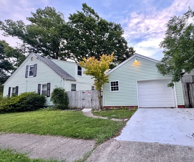 Building Photo - Beautiful 4 bed/3 bath home on large corne...