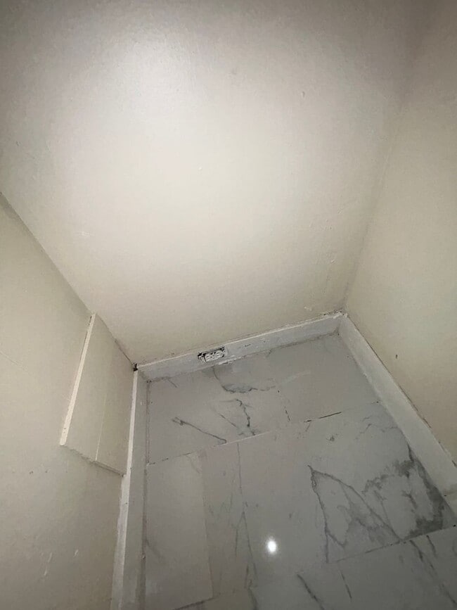 Building Photo - 510 N Hermitage Ave