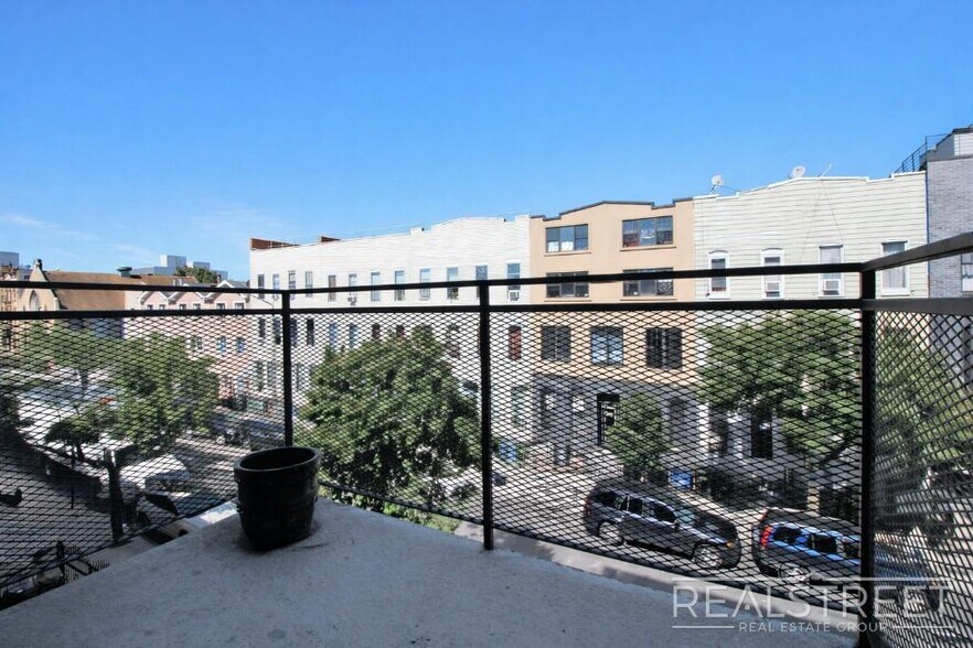 Building Photo - Luxury 2 BR in Bushwick with Roof Deck!