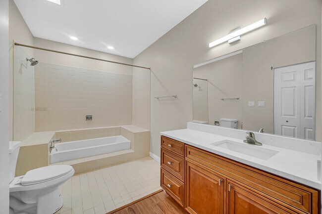 Building Photo - 1661 Commodore Ct