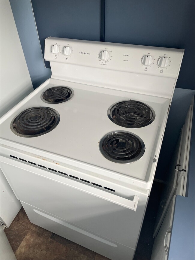 Stove - 713 S Cedar St