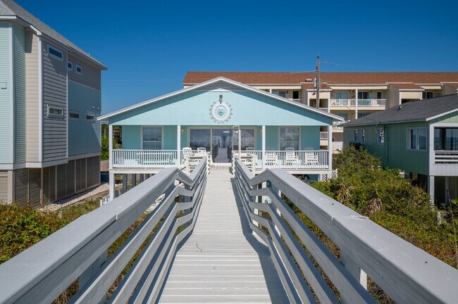 Building Photo - VINTAGE BEACHFRONT COTTAGE PERFECT FOR COZ...
