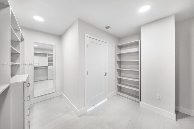 Building Photo - 555 NE 34th St