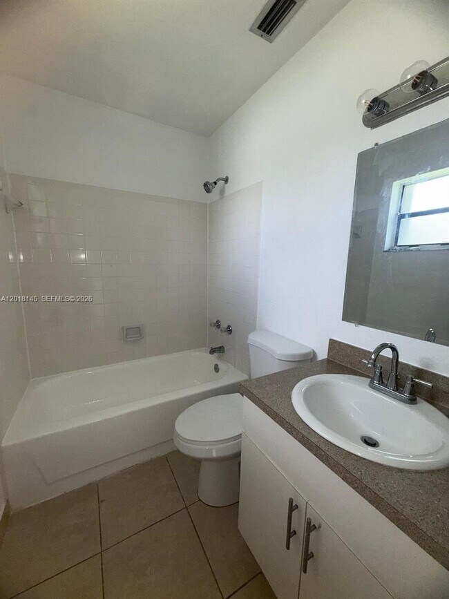 Building Photo - 1004 San Remo Cir