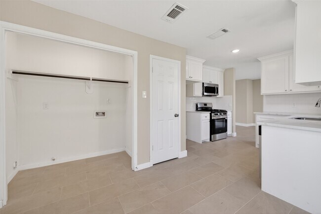 Building Photo - 2318 Irish Spring Dr