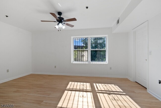 Building Photo - 49 Seabury St