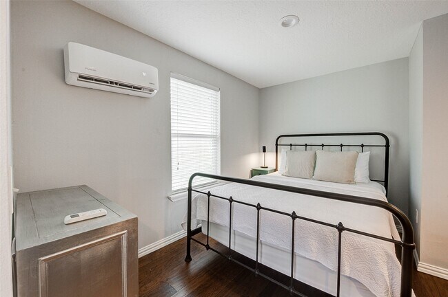 Building Photo - 921 Kern St