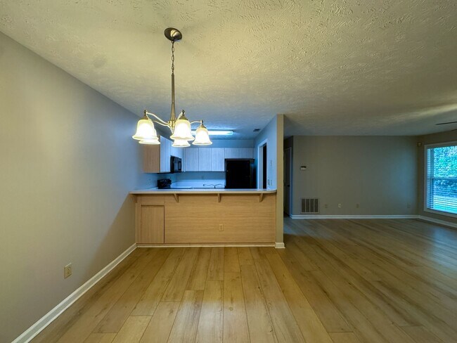 Building Photo - Cute 2 Bed 2 Bath Ground Level Condo with Community Pool