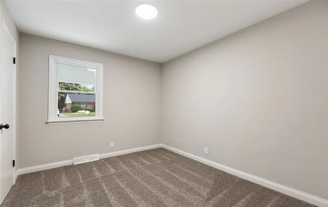 Building Photo - Modern 4 Bedroom Home with Granite Kitchen & Tiled Baths