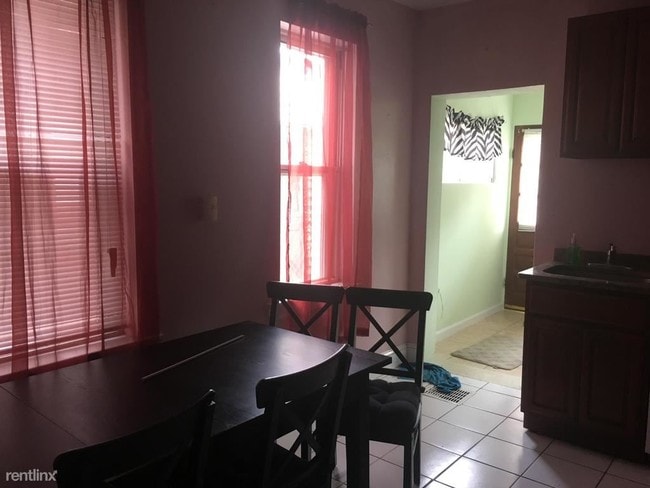 Building Photo - 3 br, 1.5 bath Townhome - 3033 Chatham St