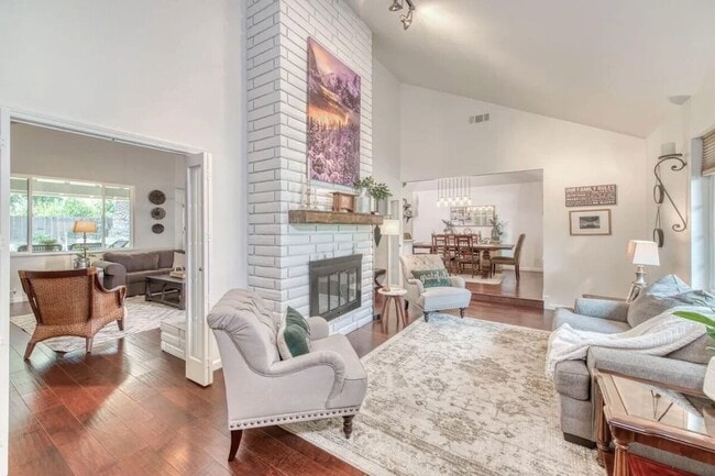 Building Photo - 8476 N Del Mar Ave