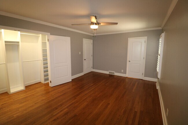 Building Photo - 2833 Wesleyan Ln