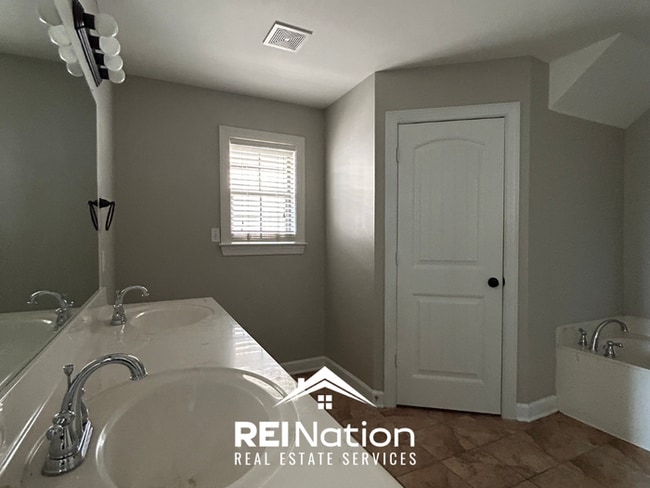 Building Photo - SOUTHAVEN STUNNER! 3BR/2BA | Vaulted Ceilings & Fireplace | Fenced Yard!