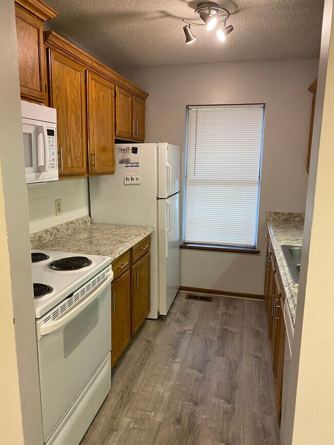 Building Photo - 3 Bedroom 2 Bath Close to the U of M Avail...