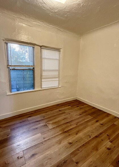 Building Photo - 806 N Poinsettia Pl