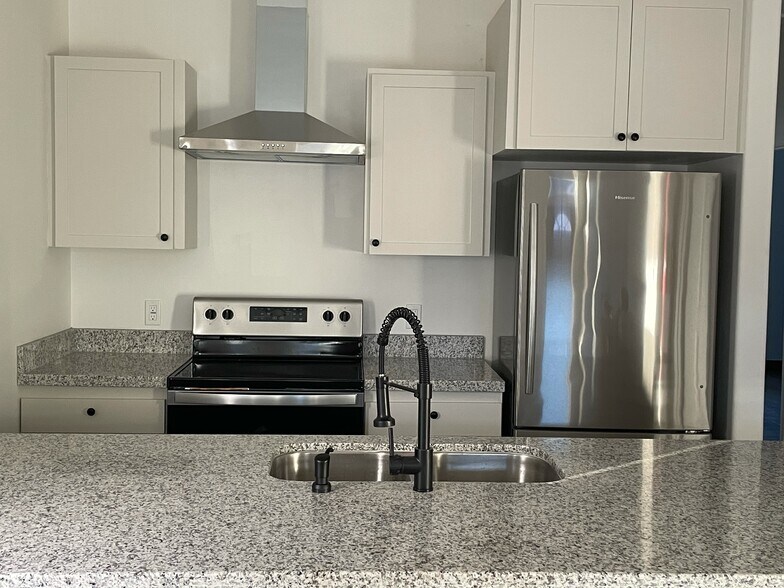 Kitchen - 1027 Fairway Dr
