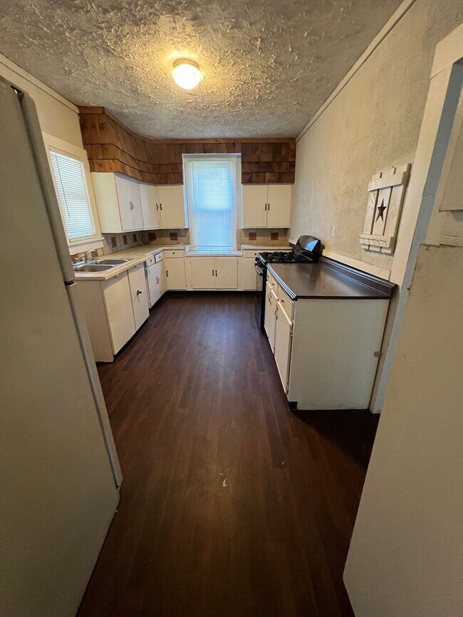 Building Photo - 2 bed 1 bath with garage and fenced in yard