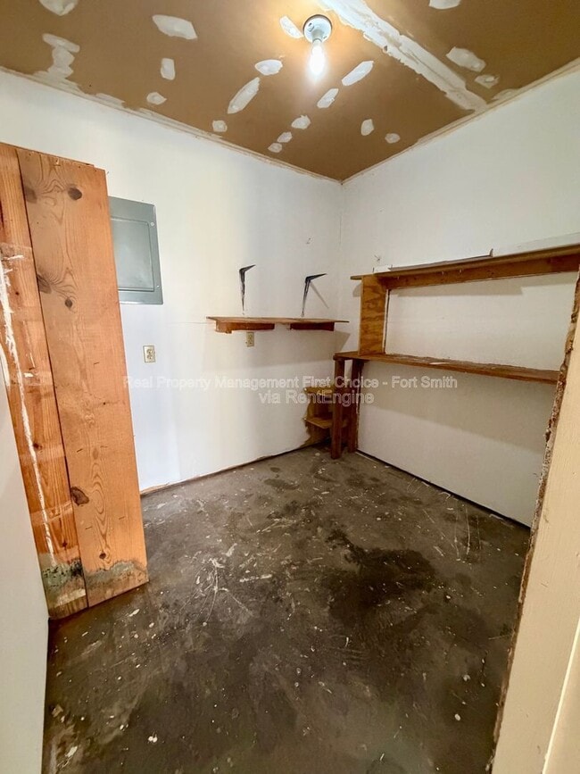 Building Photo - 904 Hillside Dr