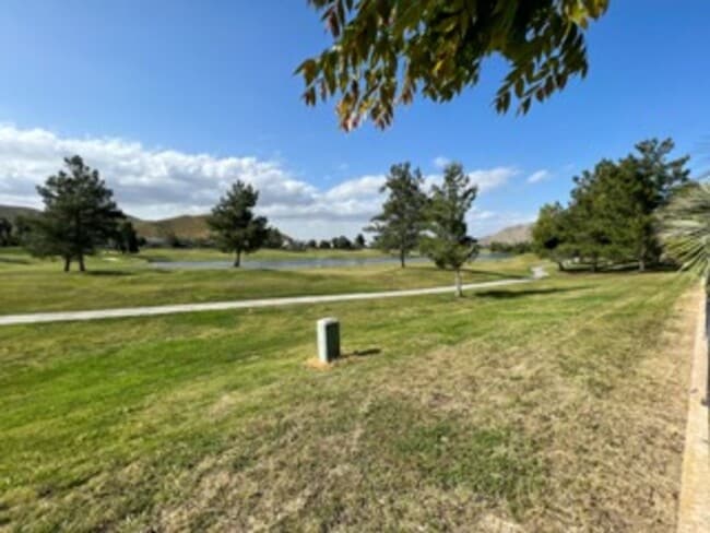 Building Photo - Stunning 2 bedroom Single-Story Home on Me...