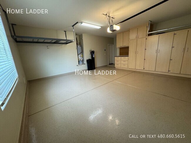 Building Photo - 3064 E Palmdale Ln