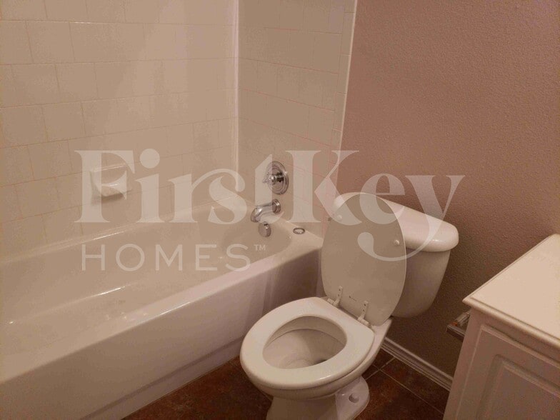 Building Photo - 707 Geary Dr