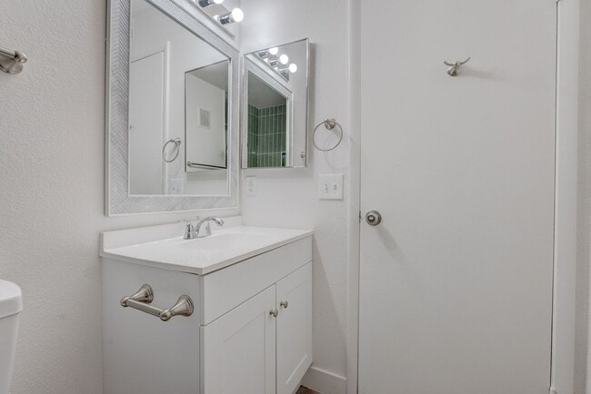 Building Photo - 3060 Tarpon