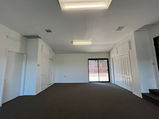 Building Photo - 420 Fairview Ln