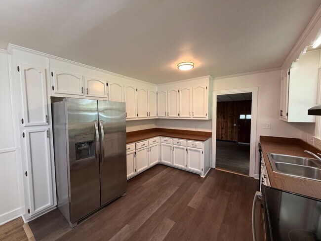 Building Photo - 2 bedroom, 1 bath home near Harding Place