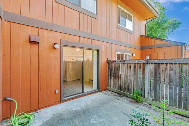 Building Photo - 2BR 1.5BA Condo For Rent – Prime Central F...