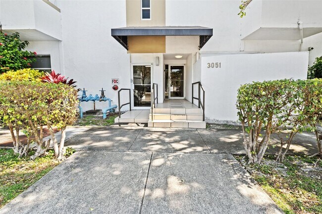 Building Photo - 3051 SW 27th Ave