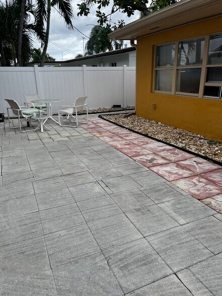 Building Photo - 1558 NE 30th St