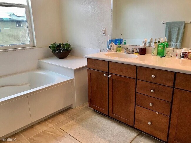 Building Photo - 939 Phelan Ave