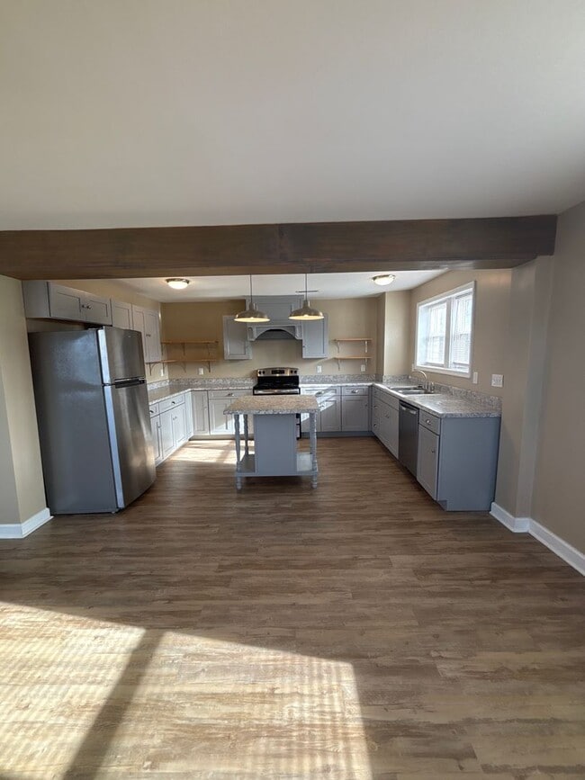 Building Photo - 2 Bedroom in Lancaster! February Free!!