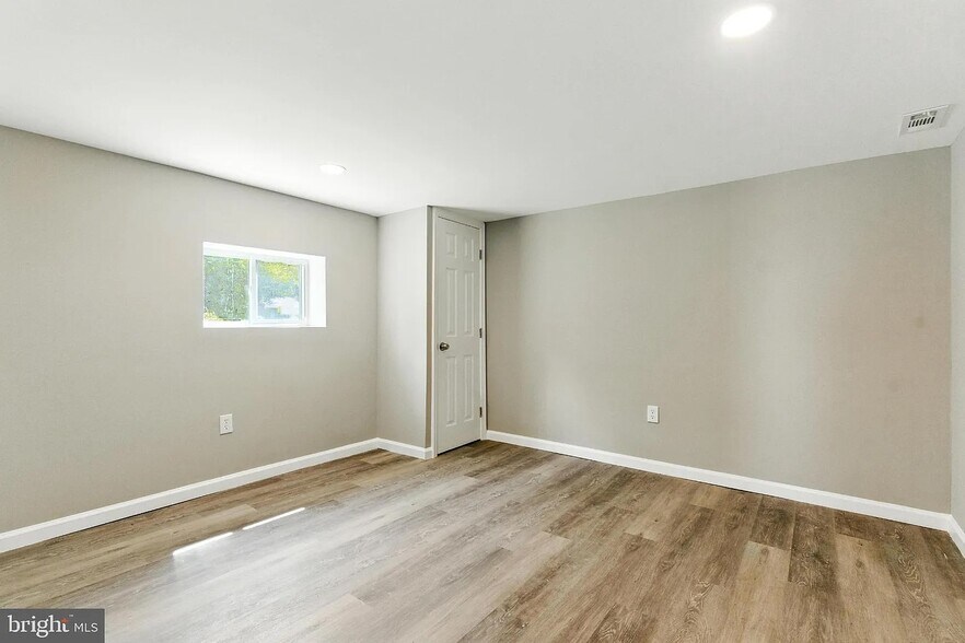 Building Photo - 4722 Raspe Ave