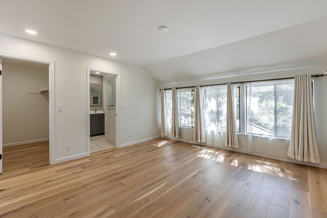 Building Photo - Beautiful Remodeled 3 Bedroom Townhome