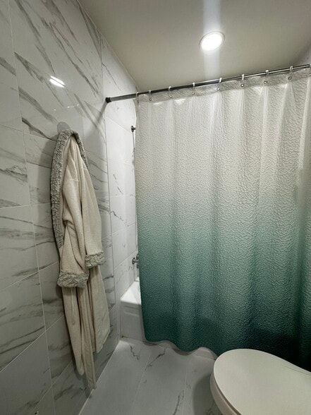 rennovated bathroom - 12054 15 Mile Rd
