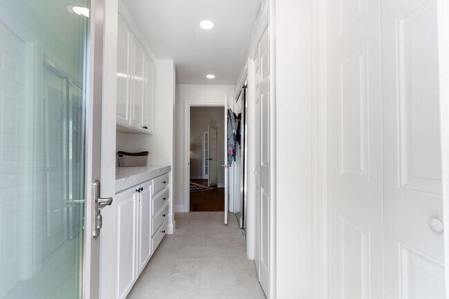 Building Photo - 48910 Noline Pl