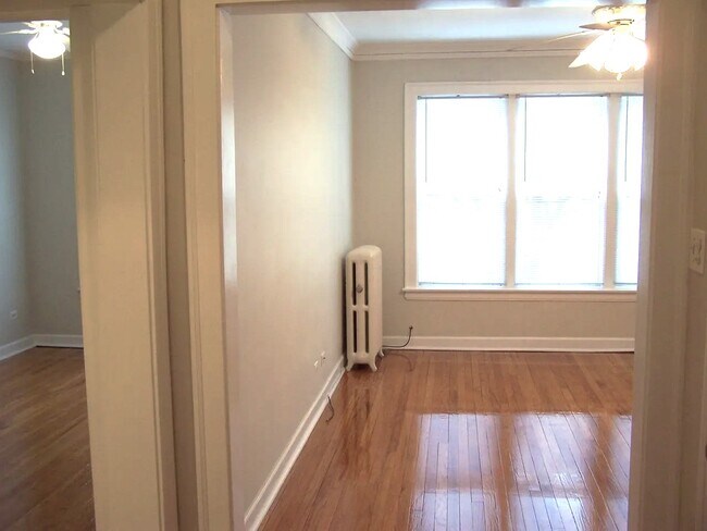 Living Room - 1911 W Winnemac Ave