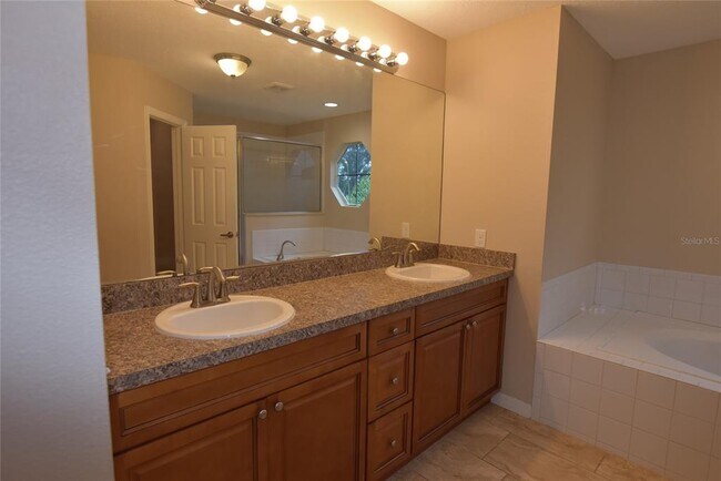 Building Photo - 527 Bristol Cir