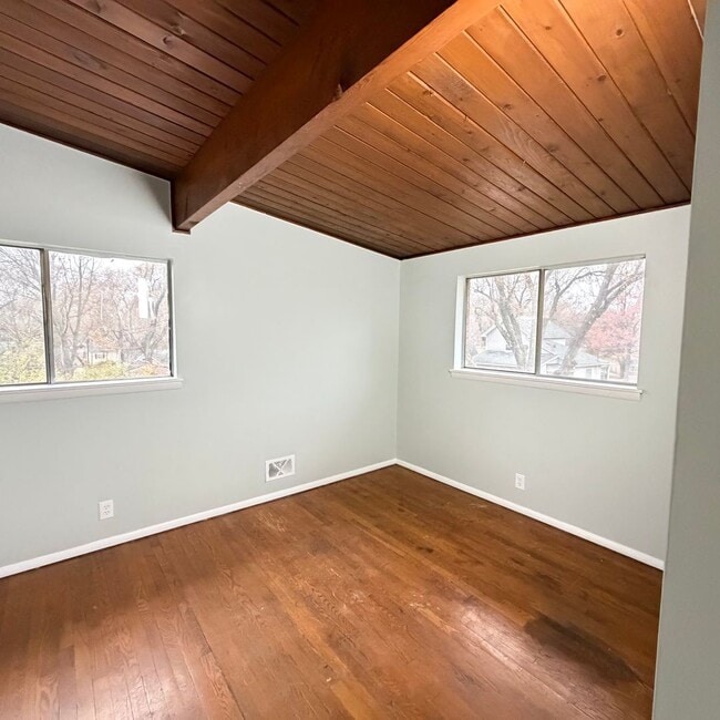 Building Photo - Remodeled - Two Bedroom Townhome on the NE Side of Grand Rapids