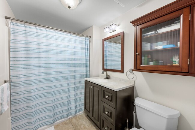 Building Photo - 2 Bed / 2 Bath Bridge-Level Condo with Ocean View & 2 parking stalls