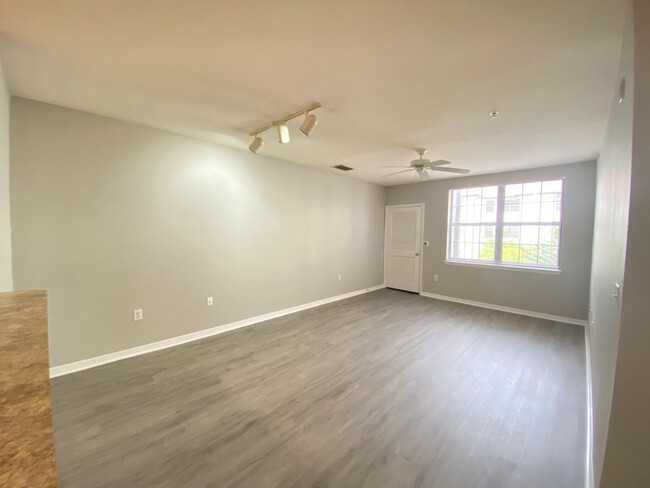 Building Photo - Beautiful 1/1 Condo in the Gated Community...