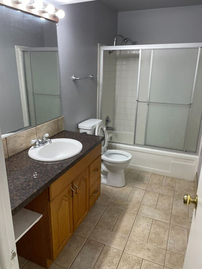 Building Photo - 2B/1B Upper Level Condo in Cottonwood Vill...