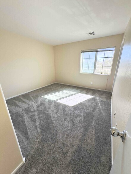 Building Photo - 9140 Gabardine Ave