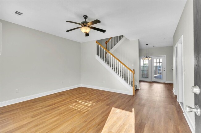 Building Photo - 3 Br, 2.5 Ba Townhome In Richmond Hill