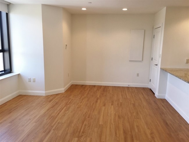 Building Photo - 875 Elm St